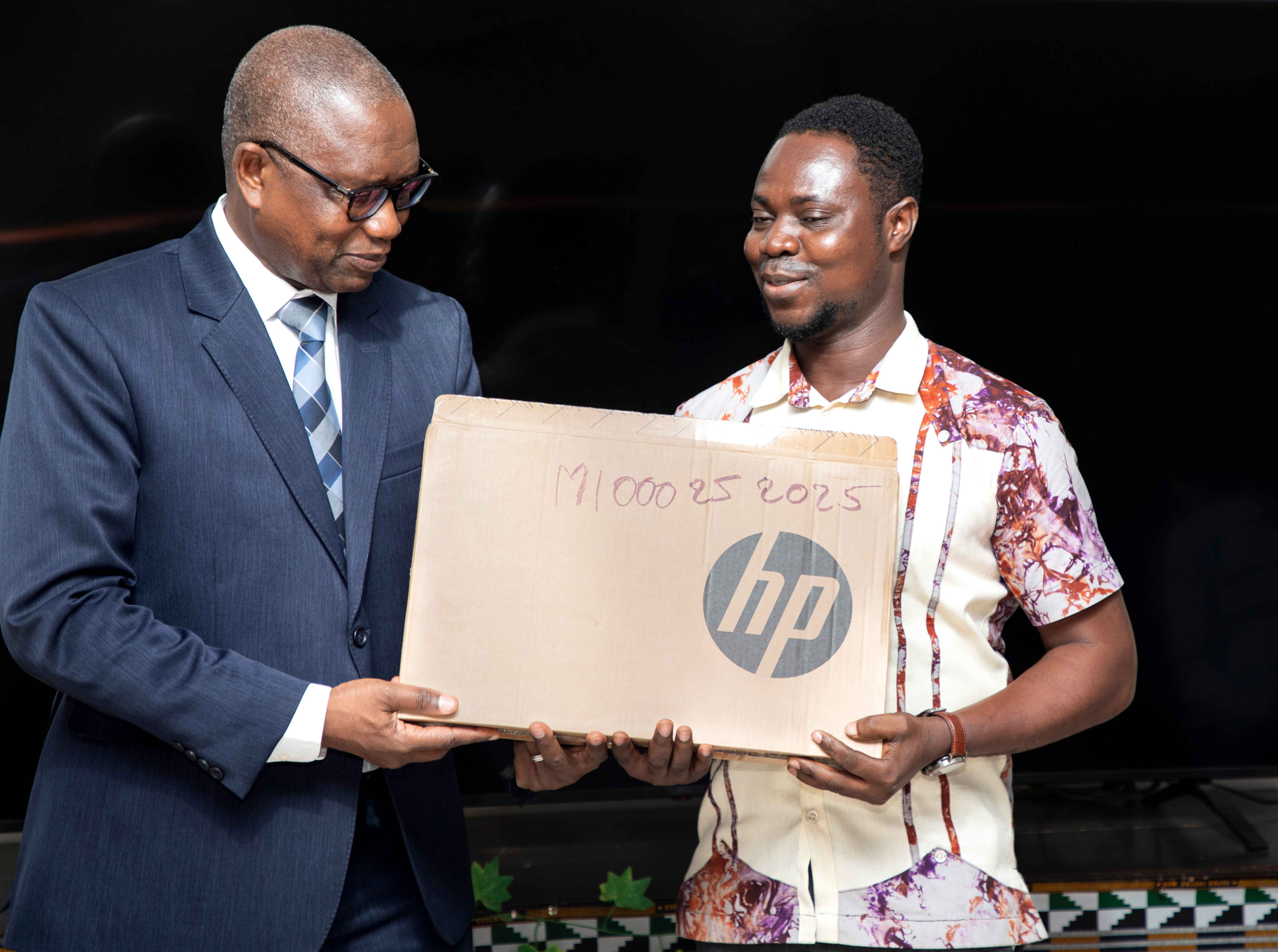 Le Président de l'UVCI équipe son personnel de matériel informatique