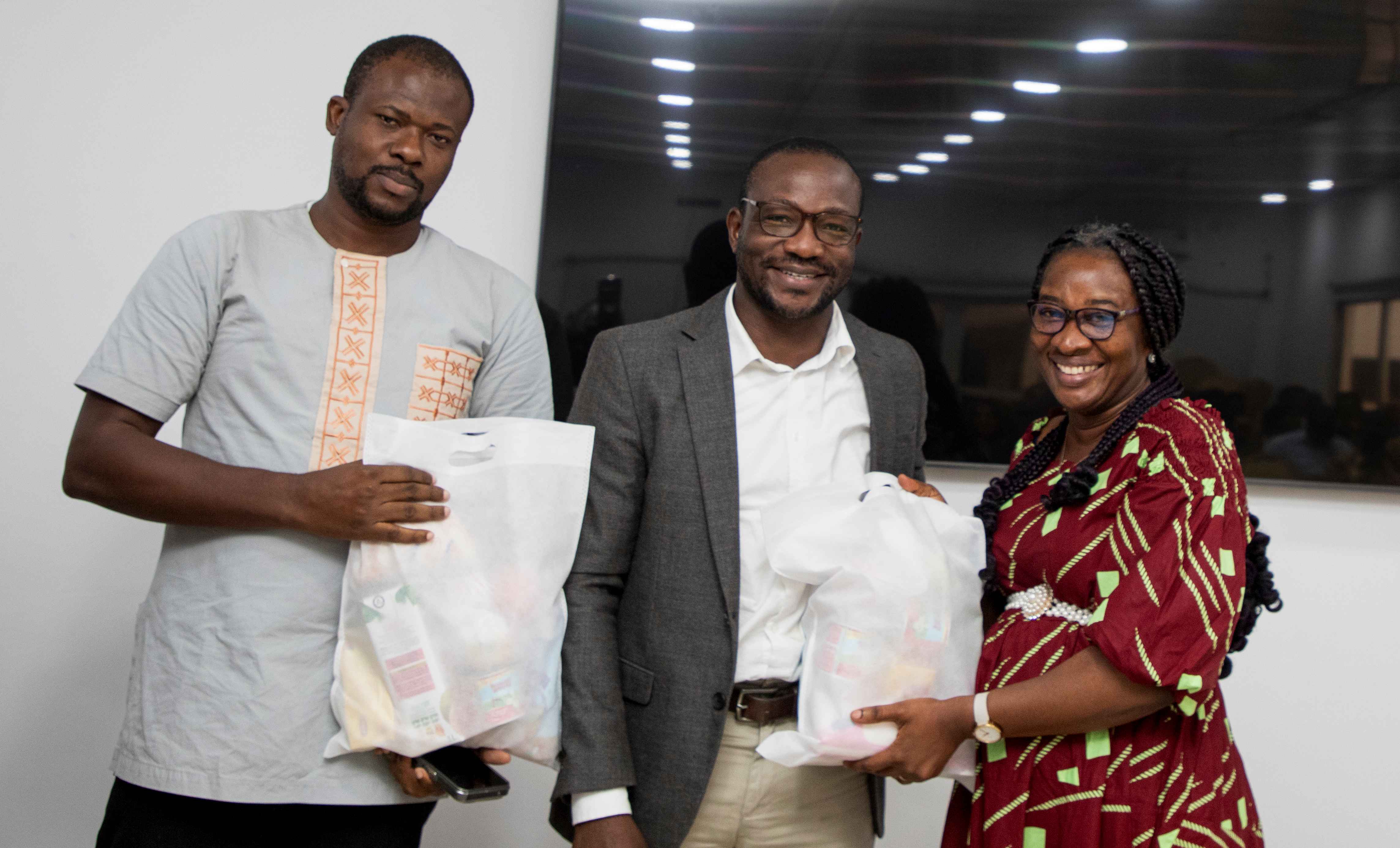 Le Président de l'UVCI manifeste sa solidarité envers son personnel à travers une action de partage