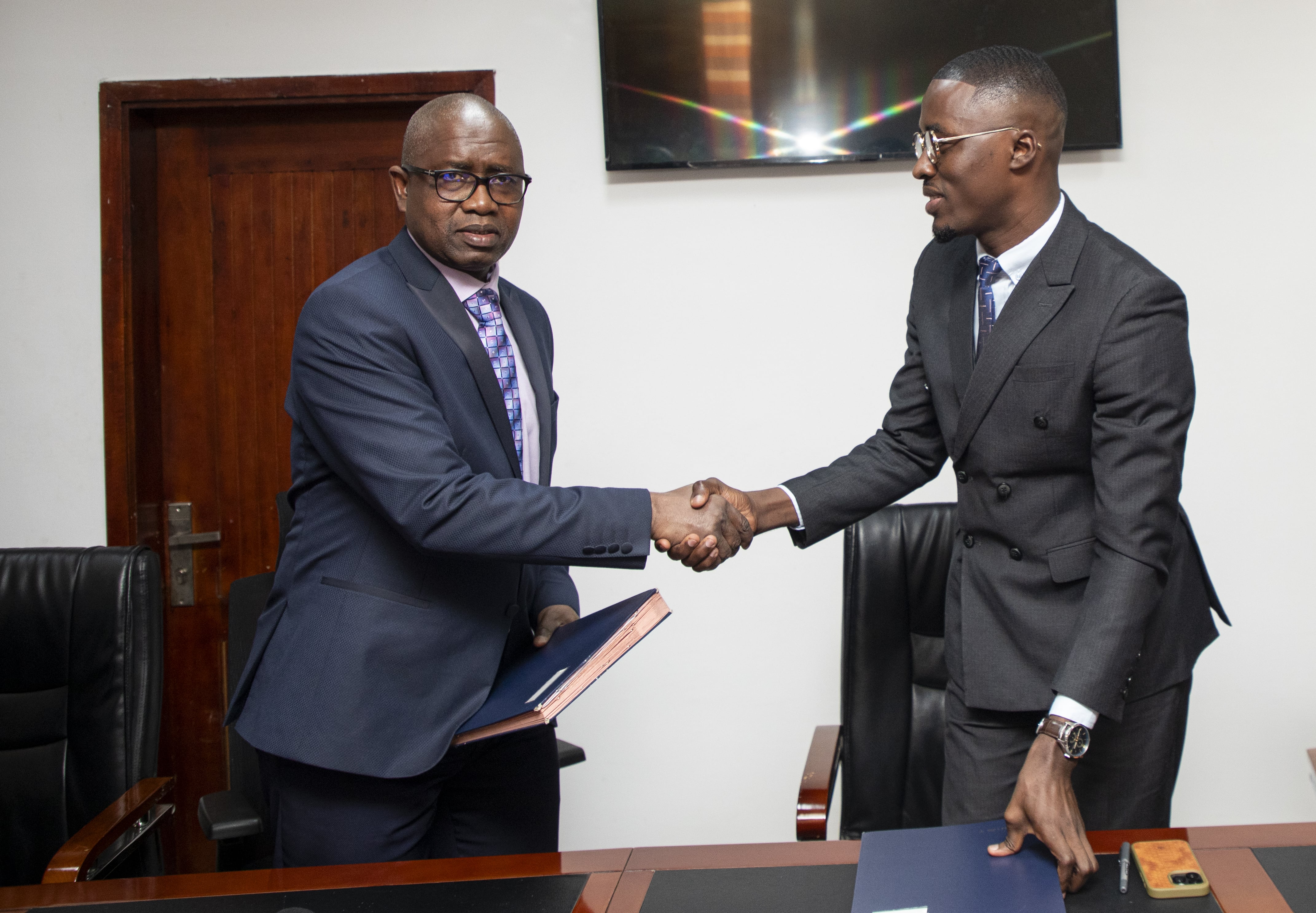 Signature de convention UVCI, LIKWÈ SARL et IVOIR BOUTIK