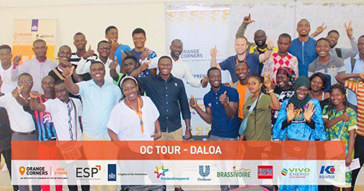 Des étudiants de l’Université Virtuelle de Côte d’Ivoire, ambassadeurs de Orange Corners font la promotion de l’entrepreneuriat