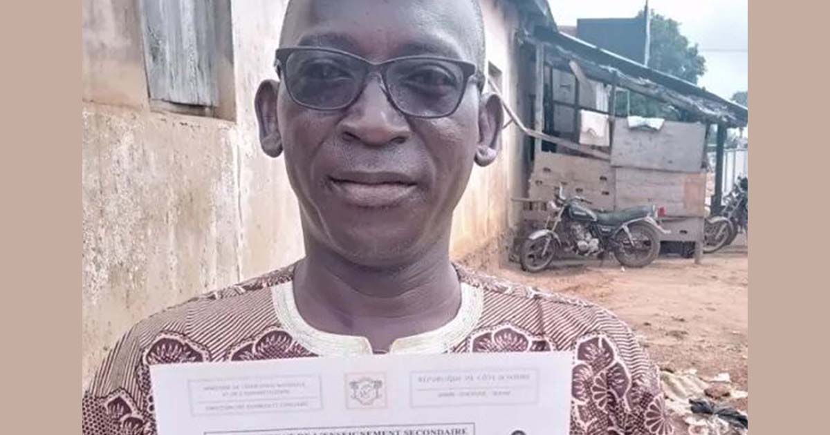 La Direction Générale de l’Université Virtuelle de Côte d’Ivoire (UVCI) offre une inscription au bachelier quinquagénaire de Vavoua, Timité Abdoulaye