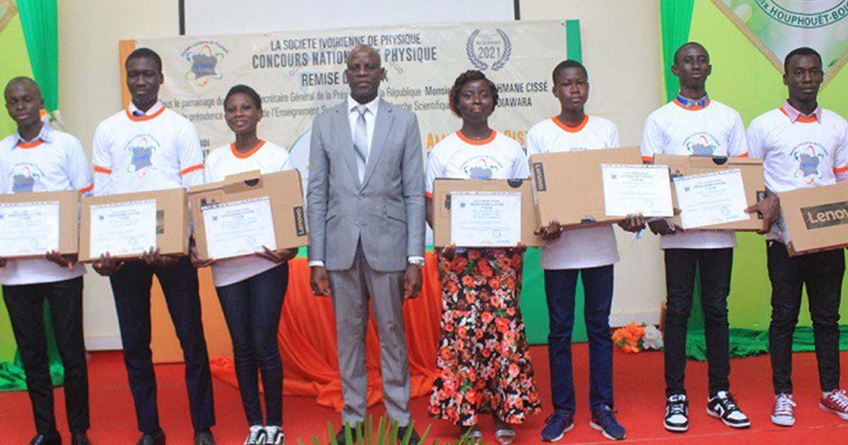 Le ministre Adama Diawara récompense les lauréats de la 1ère édition du Concours national de physique