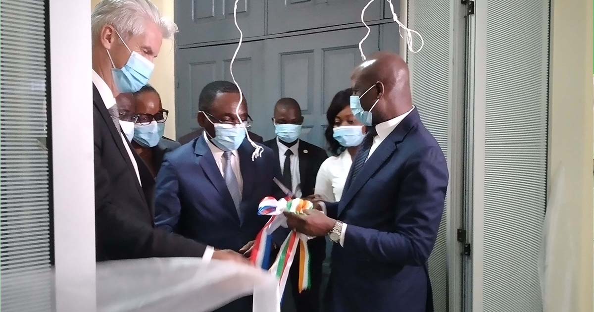 Le Ministre Adama DIAWARA inaugure deux espaces numériques à l’Université Nangui Abrogoua et ouvre un atelier sur la réforme du système LMD